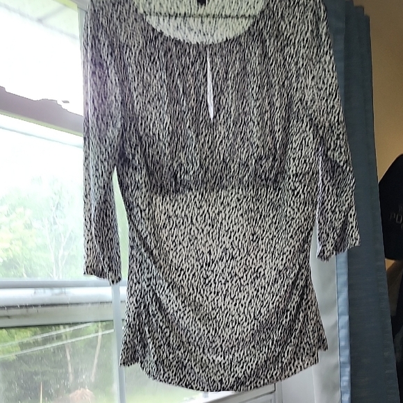 Ann Taylor Black and White 3/4 Sleeve Scoop Neck Top - Picture 6 of 6